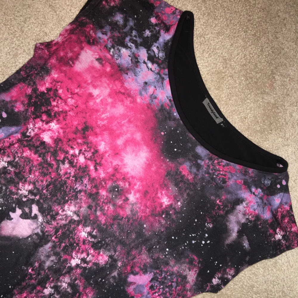 2/15🌸 Galaxy patterned t-shirt! - Picture 2 of 3